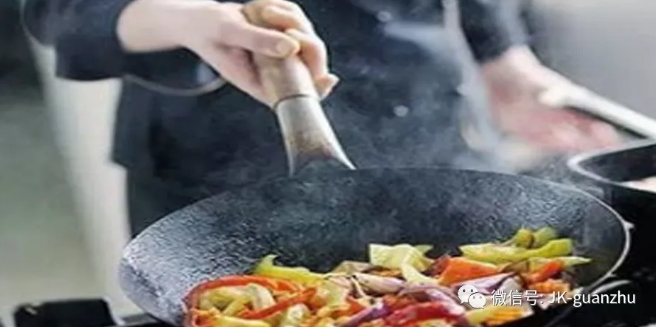 炒菜的哪些坏习惯有可能产生致癌物呢？